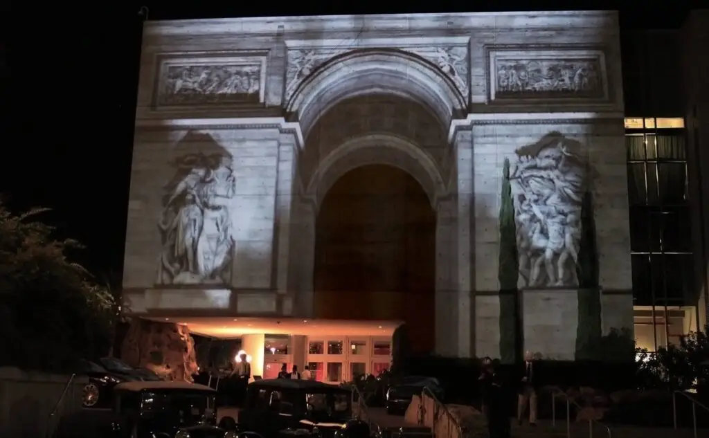 Pixel Rain Digital's Arc de Triomphe de l'Étoile projection on the entrance facade of The Salvador Dalí Museum